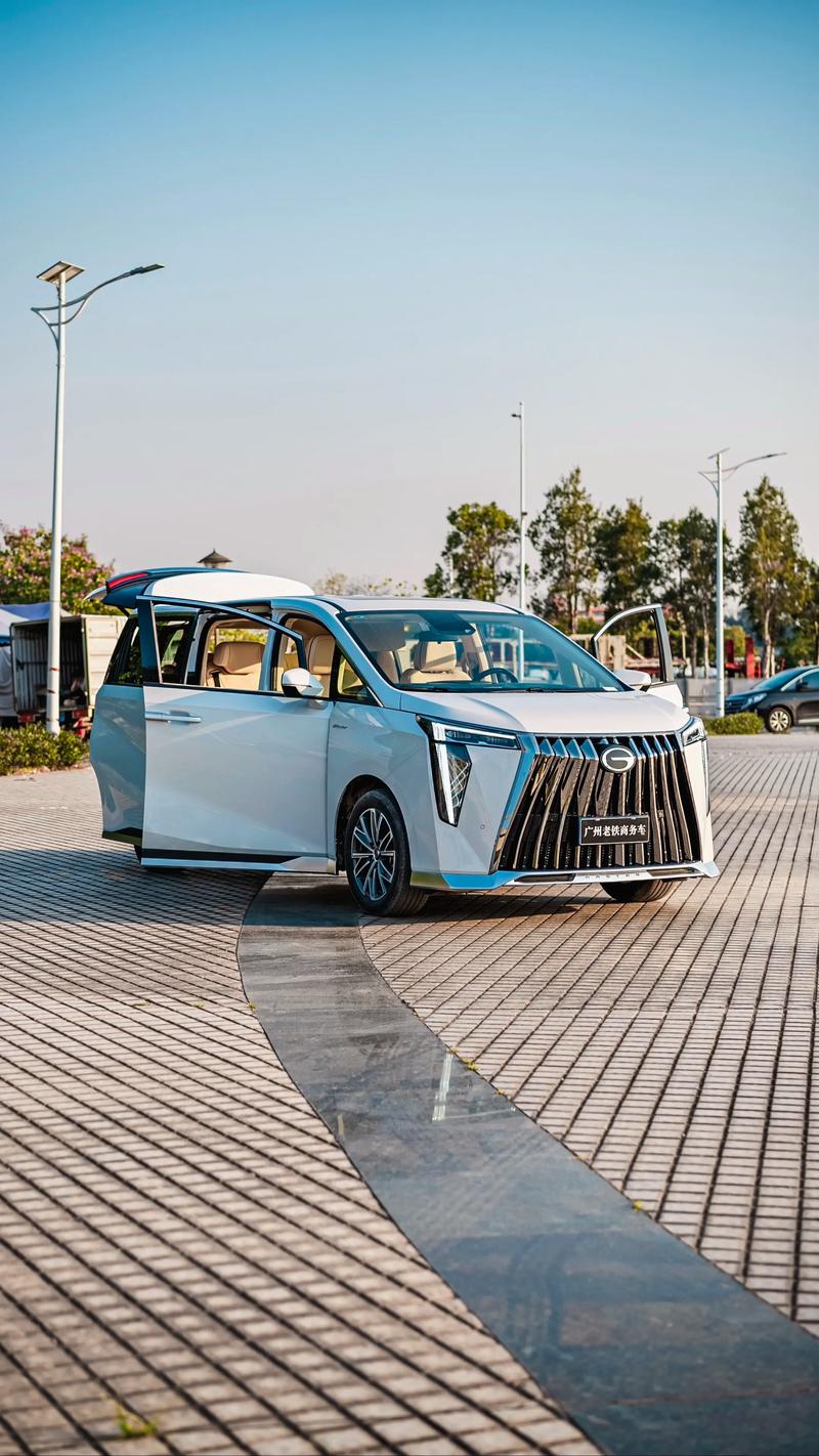 广汽传祺商务车图片(广汽传祺m8商务车图片)